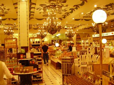 Claudia und ich einem Megaluxus-Kaufhaus Claudia und ich einem Megaluxus-Kaufhaus